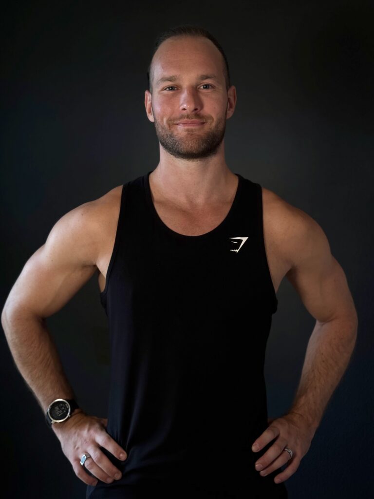 Tim Hermle, Personal Trainer im Wellness Atelier Hermle, im schwarzen Trainingsshirt