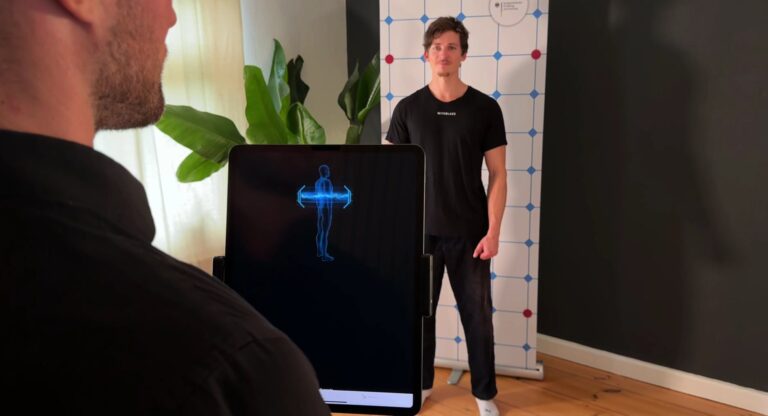 KI-Haltungsanalyse im Wellness Atelier: Aufnahme vor dem Messbildschirm
